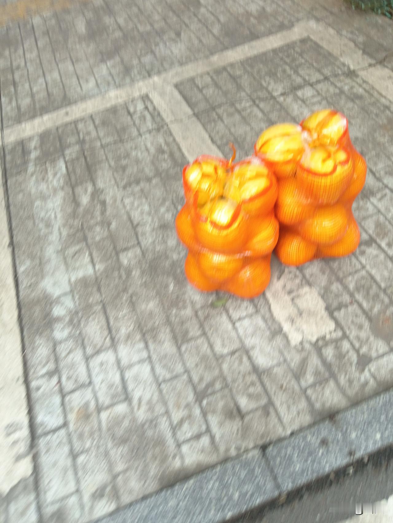 湘超冠军城江永香柚可食可盘文玩，厚皮薄肉藏指尖雅趣：江永香柚最是特别，果肉少、果