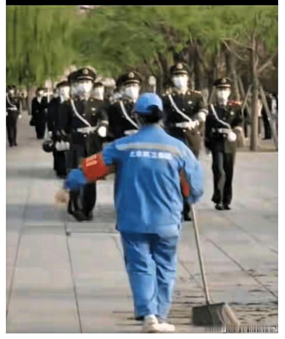 谁能想到，平时拿着扫把的环卫大妈，有一天居然能指挥正规军？

一支武警部队经过，