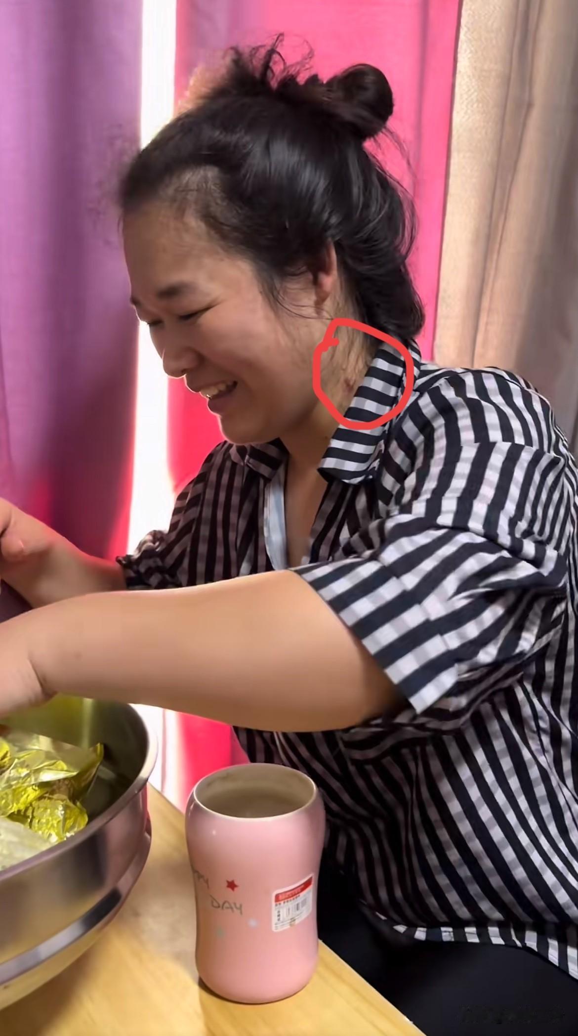 风扇小玉现在真的是漏洞百出呀！
昨天还因生理期肚子疼的下不了床，
今天就能快走几