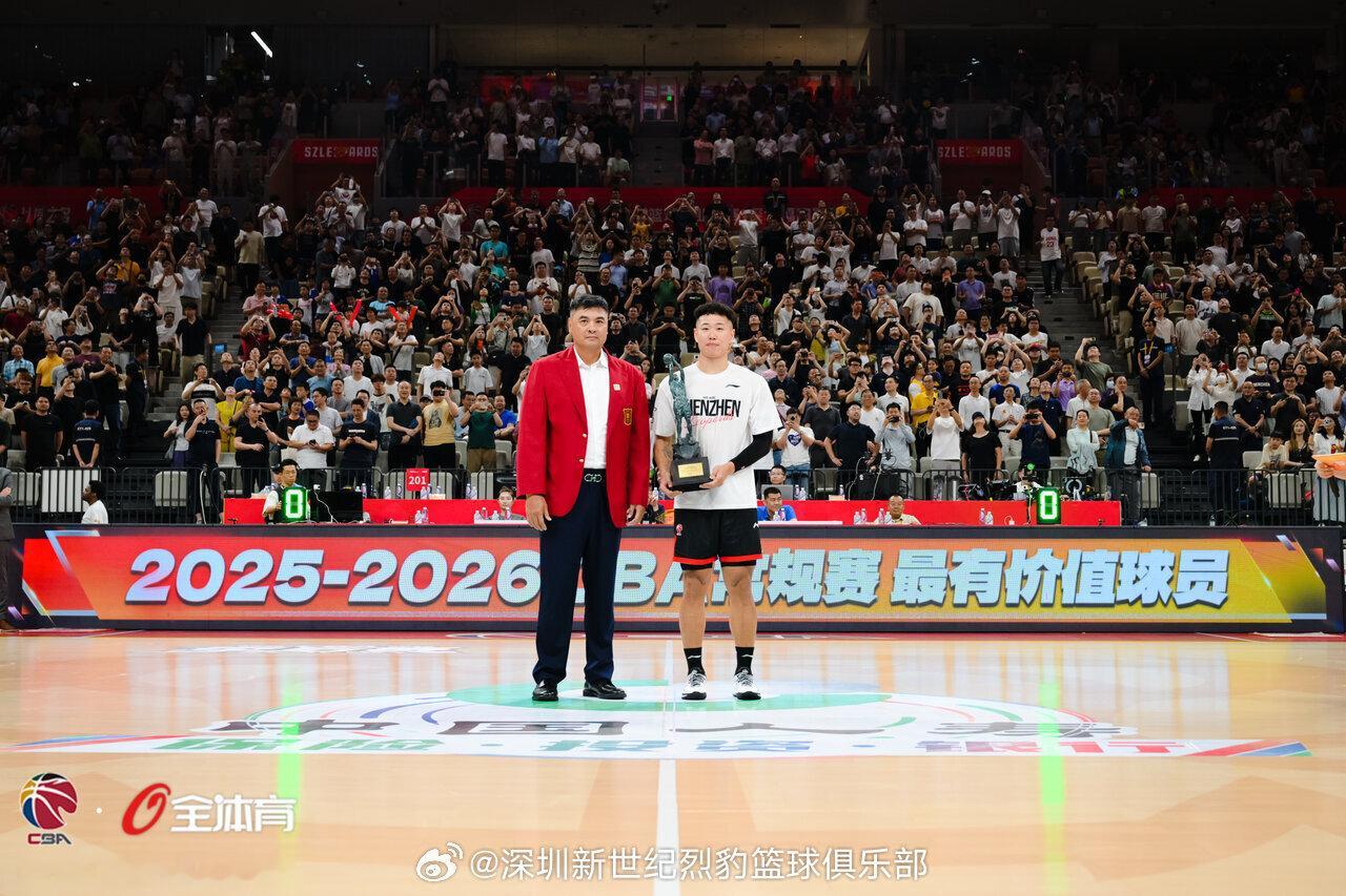 加冕时刻！贺希宁 史密斯领取常规赛MVP奖杯🏆深圳马可波罗以深之名深圳新世纪烈