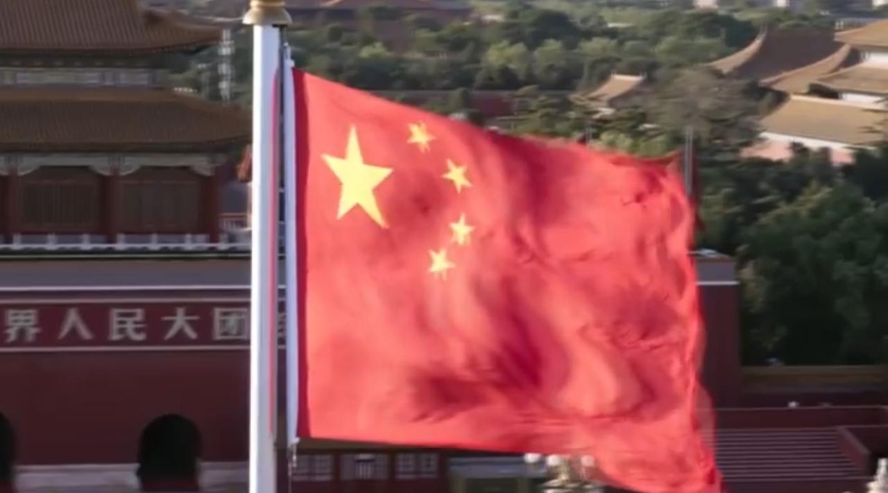 新年将至，从北京飘扬的五星红旗，到辽宁沈阳牡丹社区的烟火日常，民生幸福的画卷在各