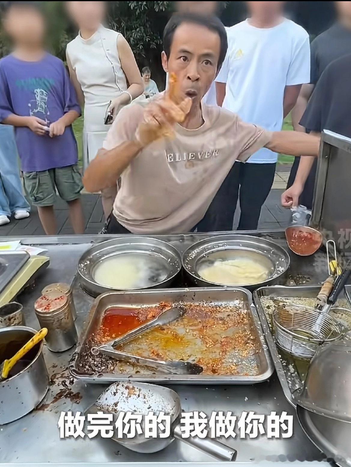 鸡排哥成立工作室鸡排哥赚的都是辛苦钱，6块一份的鸡排，每天炸衣服都湿了，还要不停