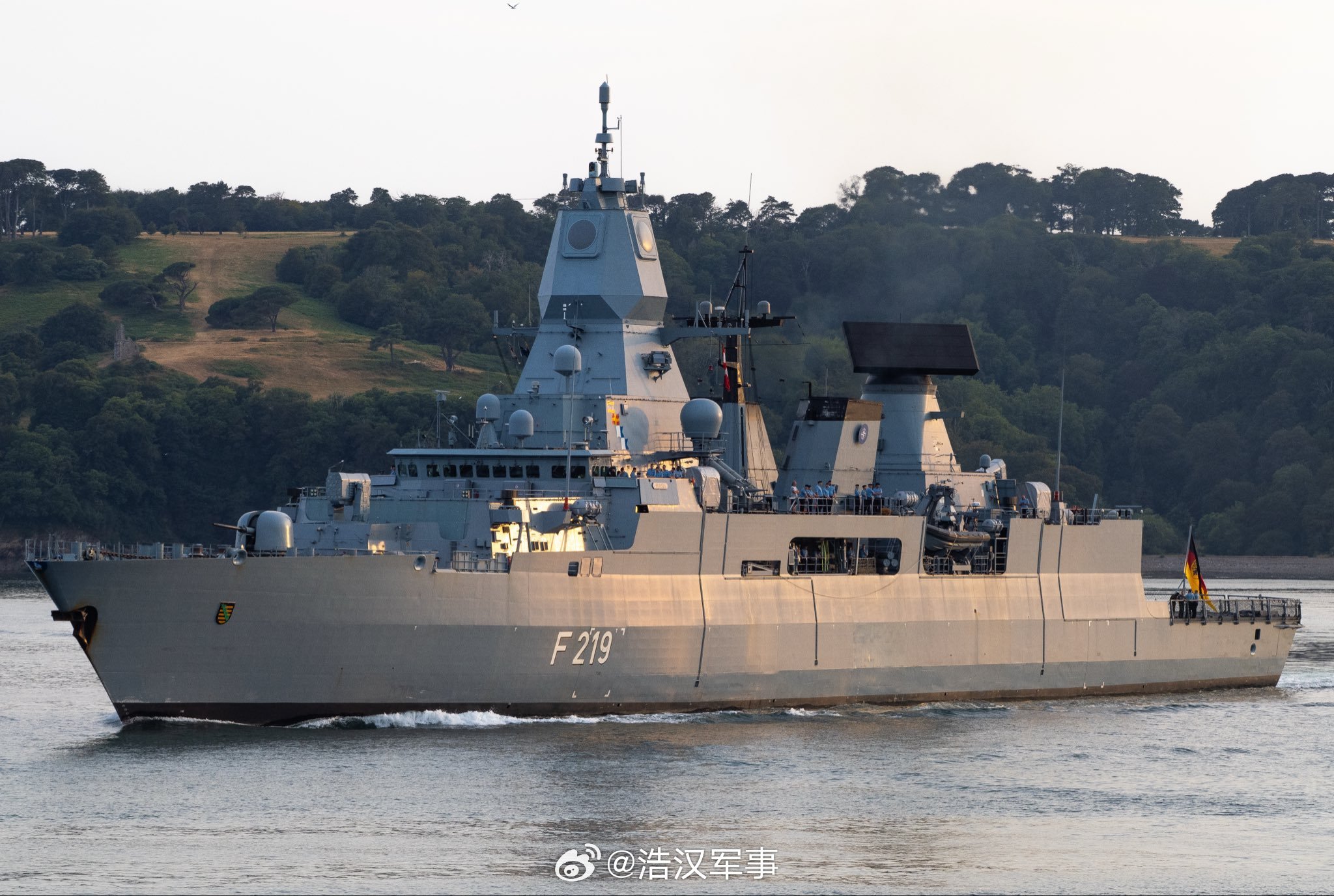 德国海军萨克森级护卫舰“萨克森”号（F219）于2026年7月23日驶离英国普利