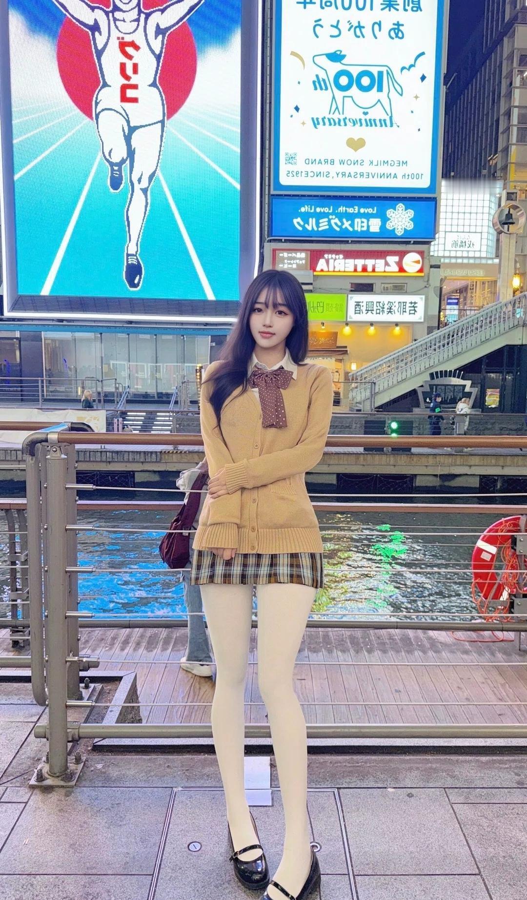 夜跑后的城市漫步，青春洋溢的街头穿搭