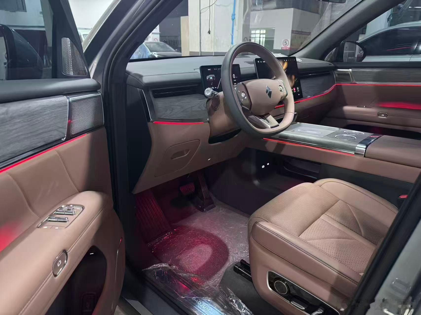 再来看一组华境S的内饰，这也是年后重点车型之一。