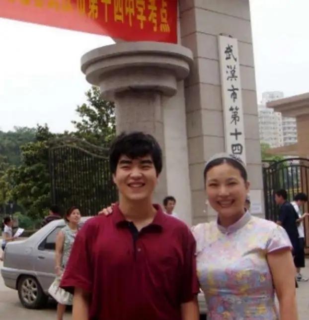 1988年，武汉女教师在医院生下一个小男孩。谁知，丈夫突然在她耳边说：“老婆，把