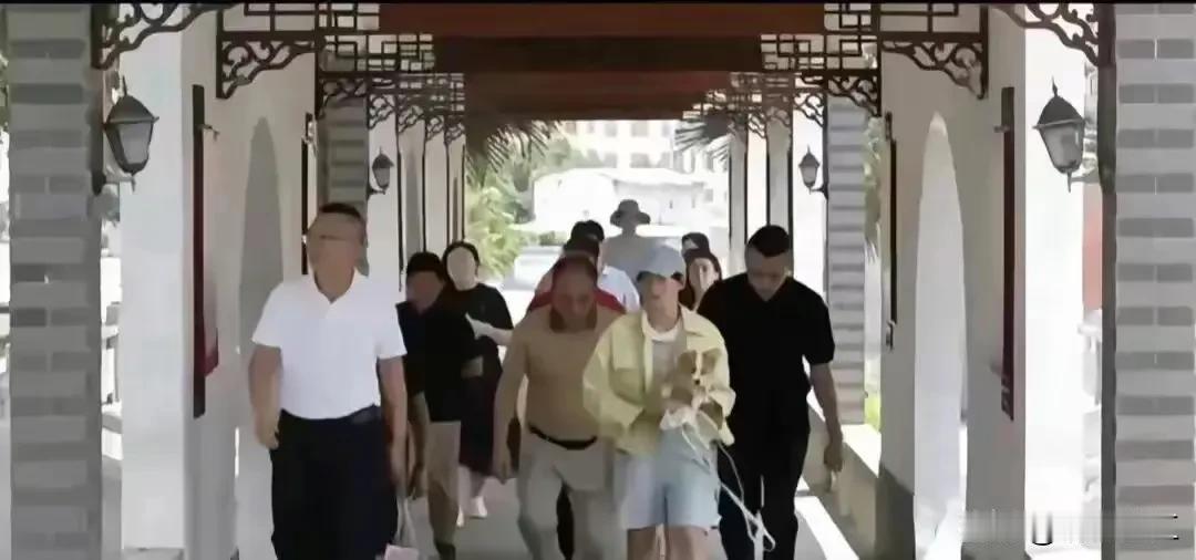 在全红婵回湛江老家度假期间，全红婵曾经出现在湛江两所学校，分别是湛江市博雅学校和