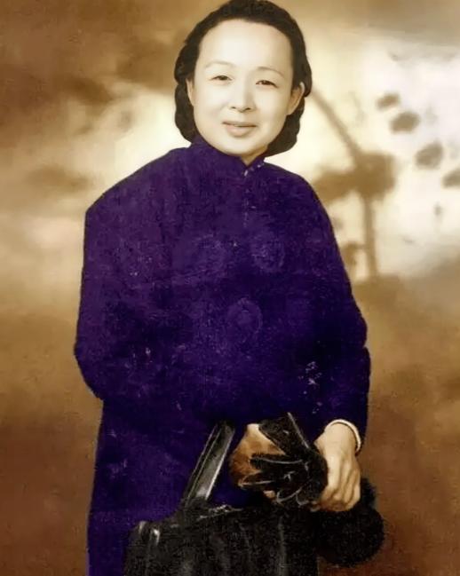 1949年，陈毅听说，国军抗日名将谢晋元的遗孀带着4个孩子流浪街头，心生不忍，连