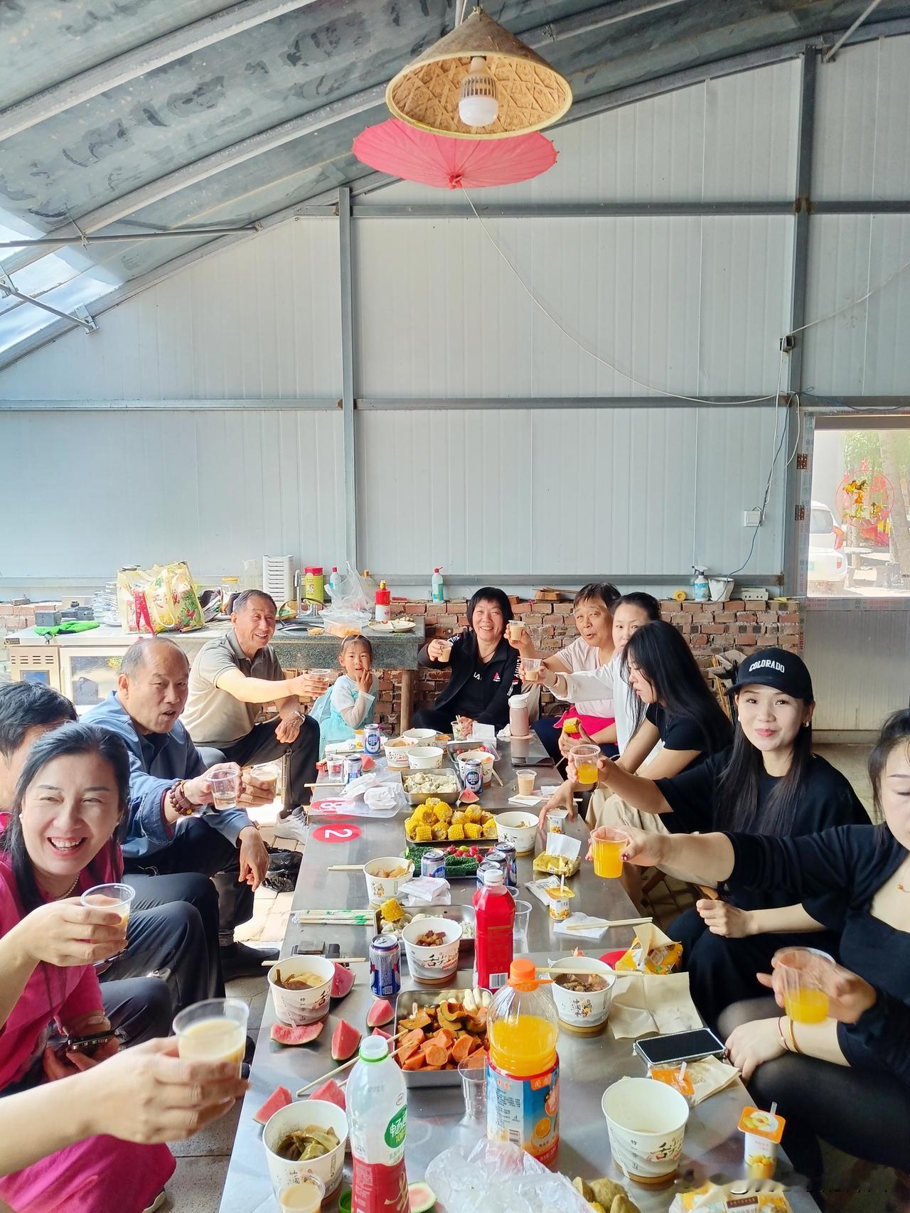 在老豆腐店刚吃完饭，这时候进来一个头发稀疏一脸赘肉的男人。
老板娘对我和刚进的男