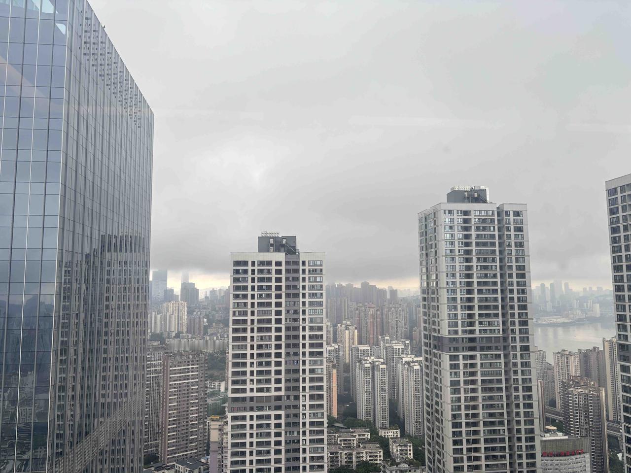 压力满满的周一
心情如今天重庆的天气
乌云密布