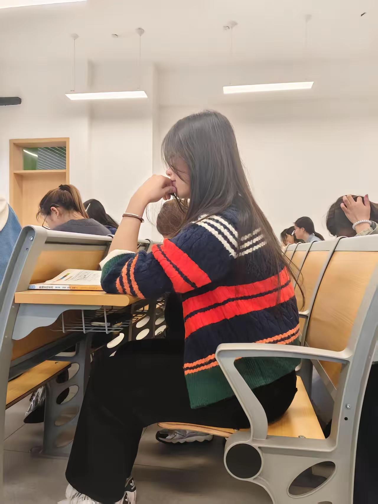 沉浸在知识的海洋里，静心学习，静待花开。