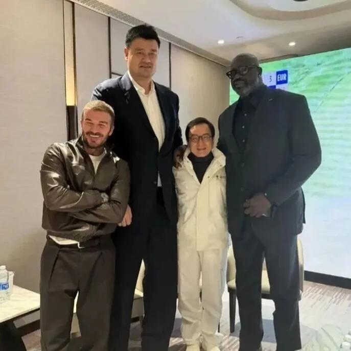 红了樱桃🍒绿了芭蕉🍒时光容易把人抛呀！
   没有任何人不被岁月所伤，没有任