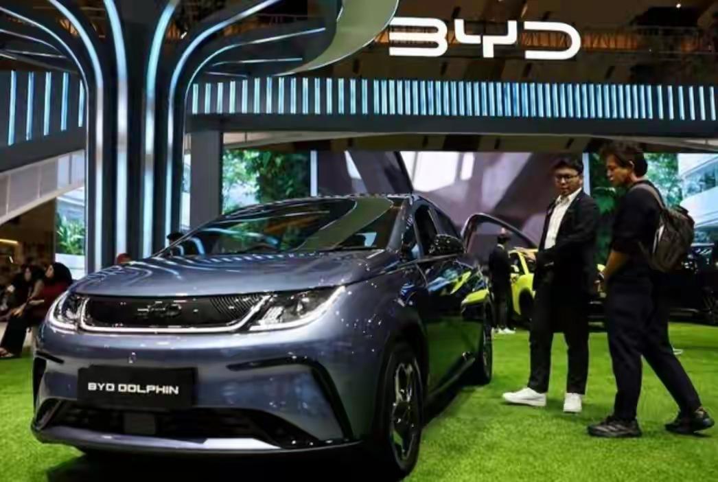 3万美金的中国车带冰箱带KTV，4.7万美金的美国电车连座椅加热都要加钱。美国网