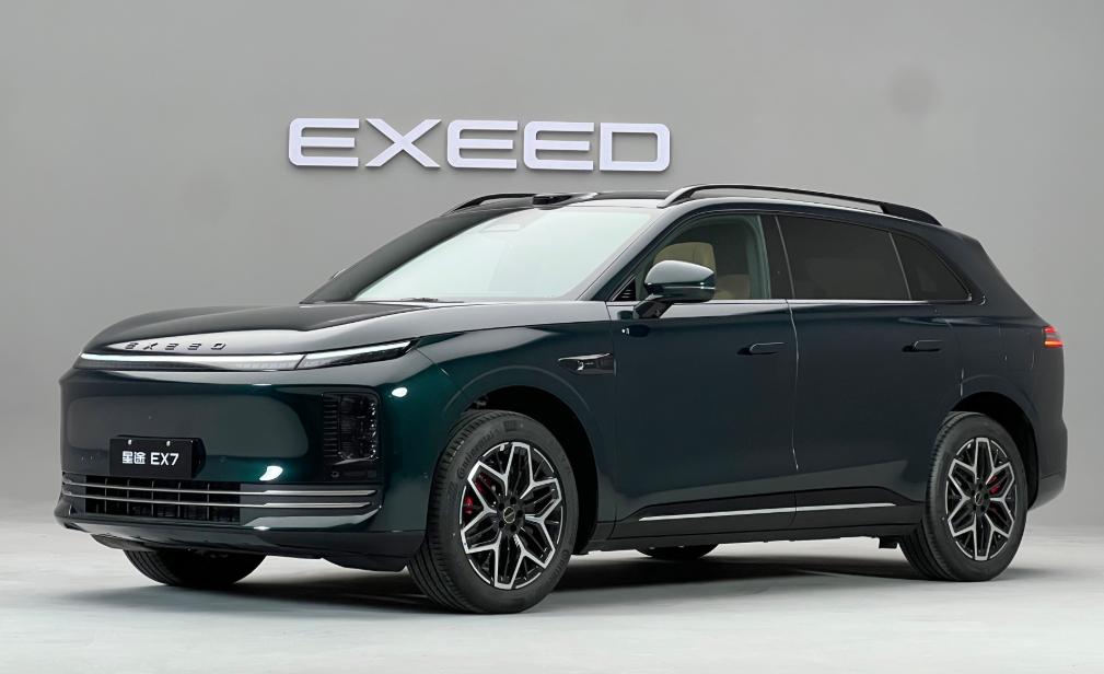 这款星途EX7又是一辆以大为美的SUV，目前主流配色就是我们看到的绿色，有一种生