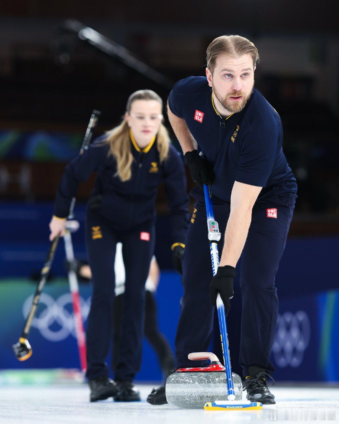 米兰冬奥混双冰壶家人档 2026米兰冬奥会比赛今晨正式开赛，混双冰壶率先亮相：瑞