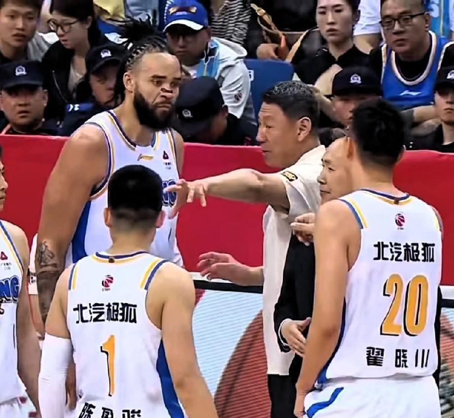 麦基五犯离场成比赛转折点，北京队却凭双外援配置锁定胜局，北控豪斯爆砍41分制造附