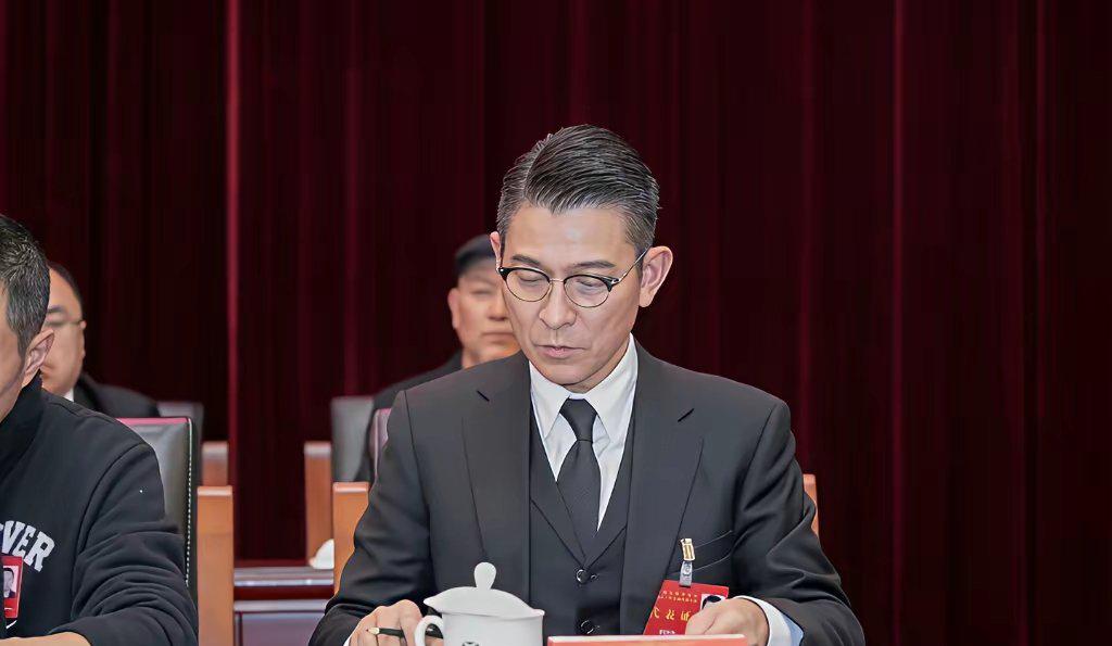 刘德华再上央视《新闻联播》冲上热搜！
央视画面里，刘德华西装革履，精神状态爆满，