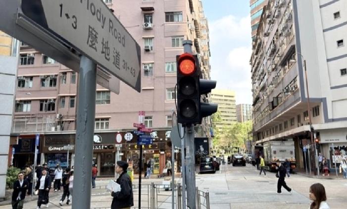 ＃香港手表＃一名巴西男子疑似在尖沙咀一间表行误购贼赃。今日（20日）中午12时2