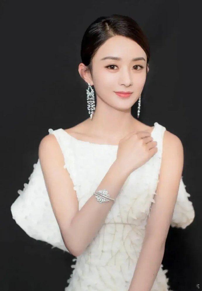 赵丽颖31岁嫁富二代，结婚4年，育有一子，没办婚礼已离婚。   张嘉倪27岁嫁富