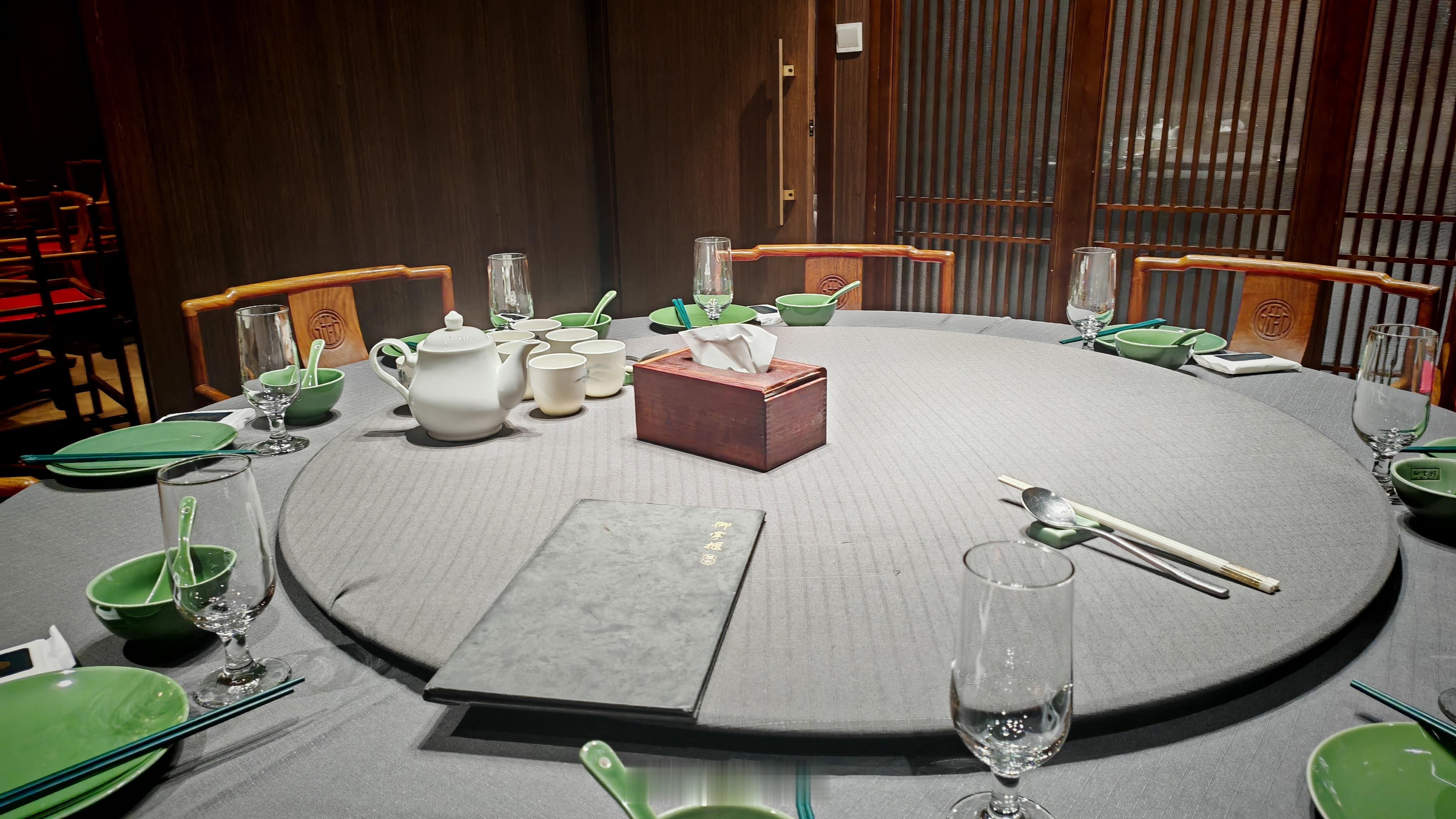 终于坐下来了，今晚请老外吃北京烤鸭！ 