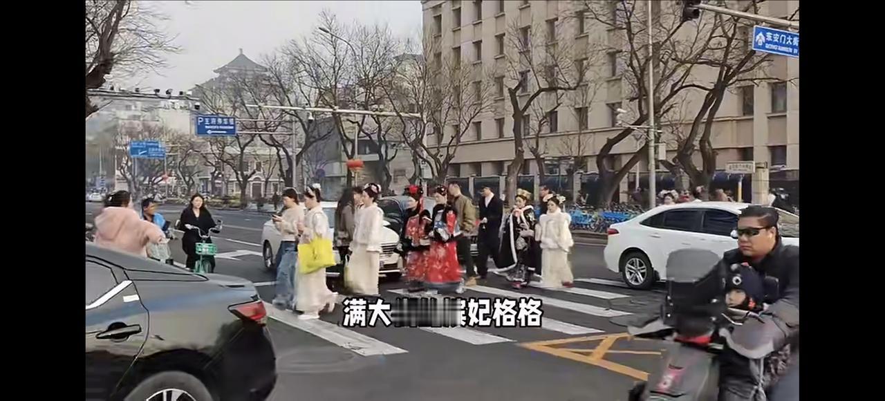 看看北京街头和纽约街头有什么不同[呲牙]