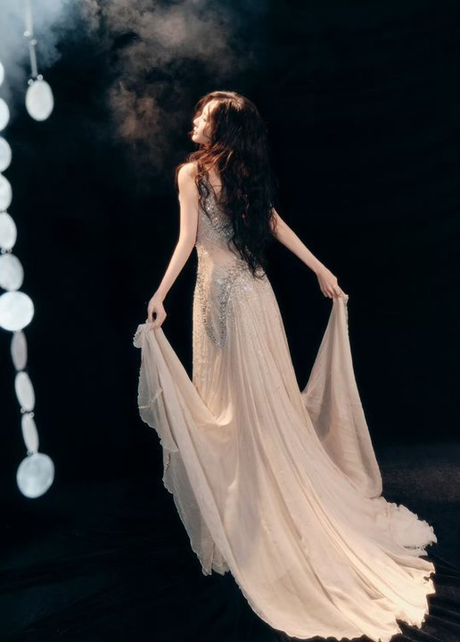 李一桐裸色碎钻纱裙李一桐爱奇艺尖叫之夜造型出图李一桐出图啦～救命你真的好美啊！ 