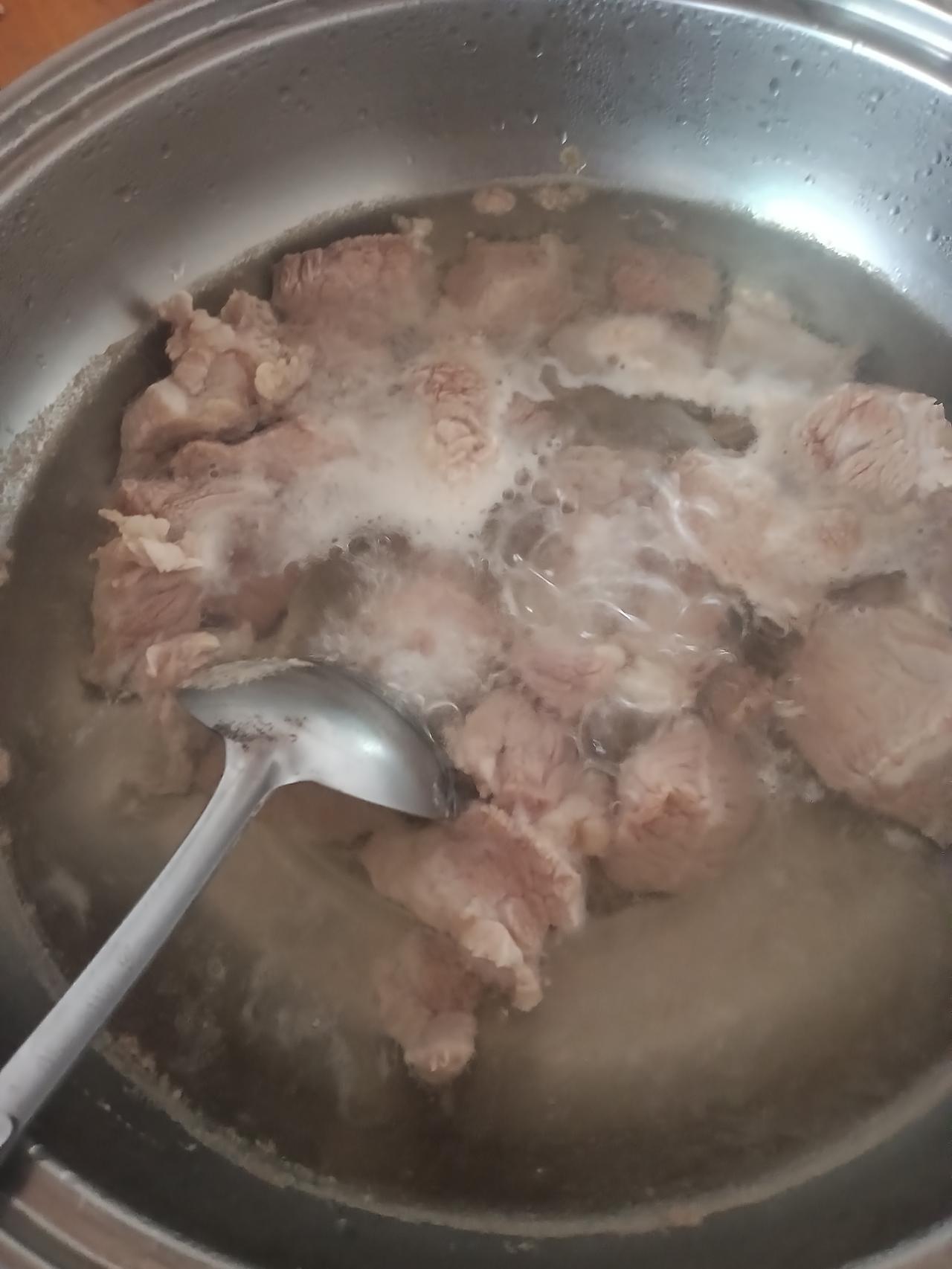 现在的猪肉煮起来都冒许多出泡沫。
过去的猪肉香而脆皮，久煮不烂，也没有冒泡。
肥