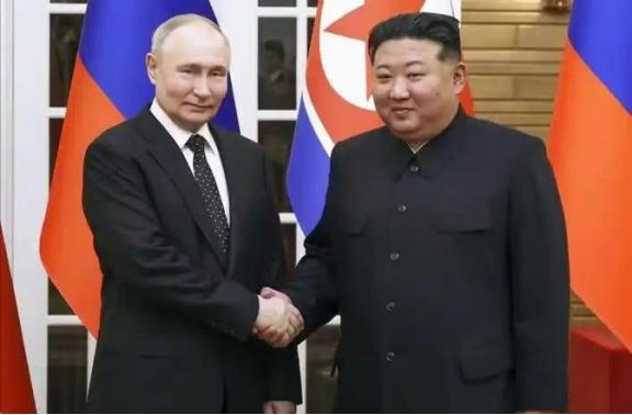 我国为啥一直忍住没有援助俄罗斯？其实看朝鲜如今的处境就明白国家良苦用心了。当时打