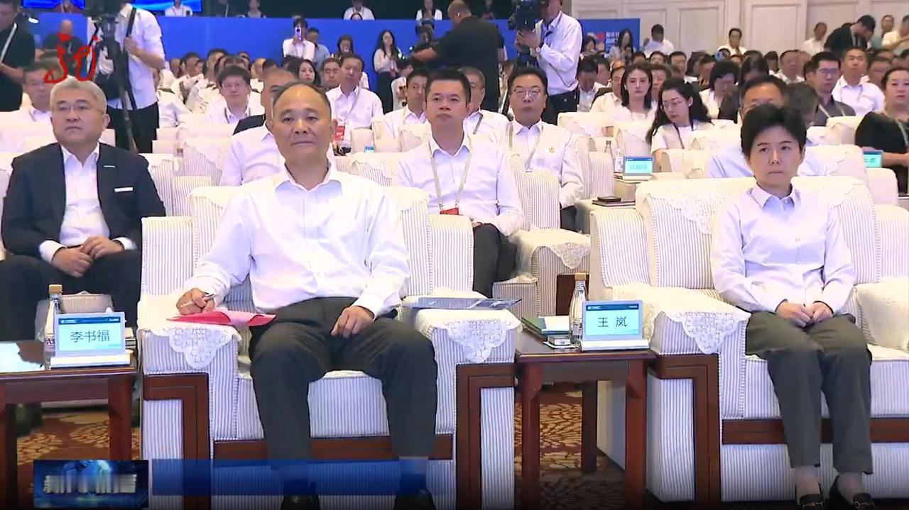 8月2日，2026企业家太阳岛年会在哈尔滨举办。年会现场，看到了浙江吉利控股集团