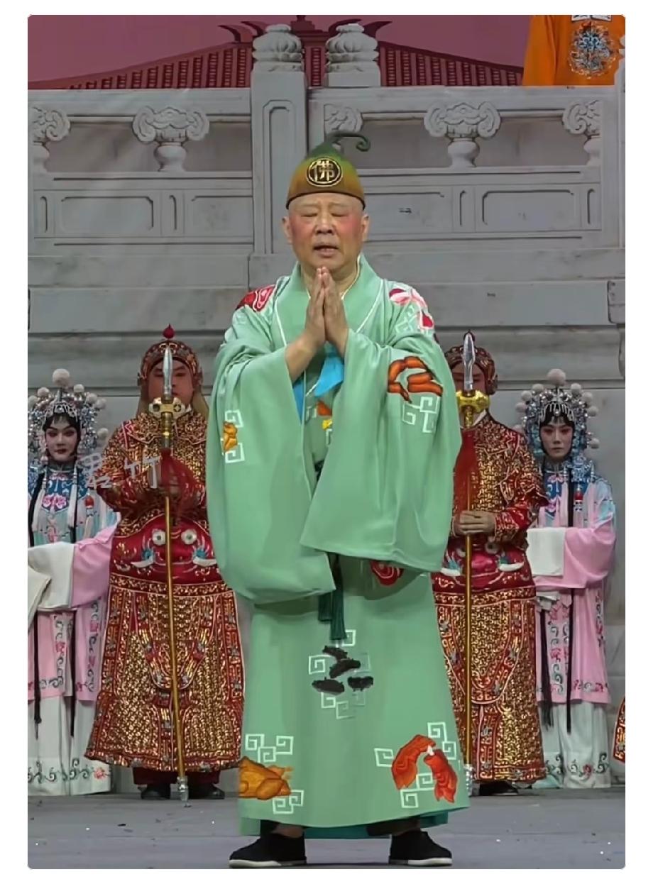 如果世上有后悔药，
最先抢着吃的 估计就是郭德纲了，
就一个月前，他千不该万不该