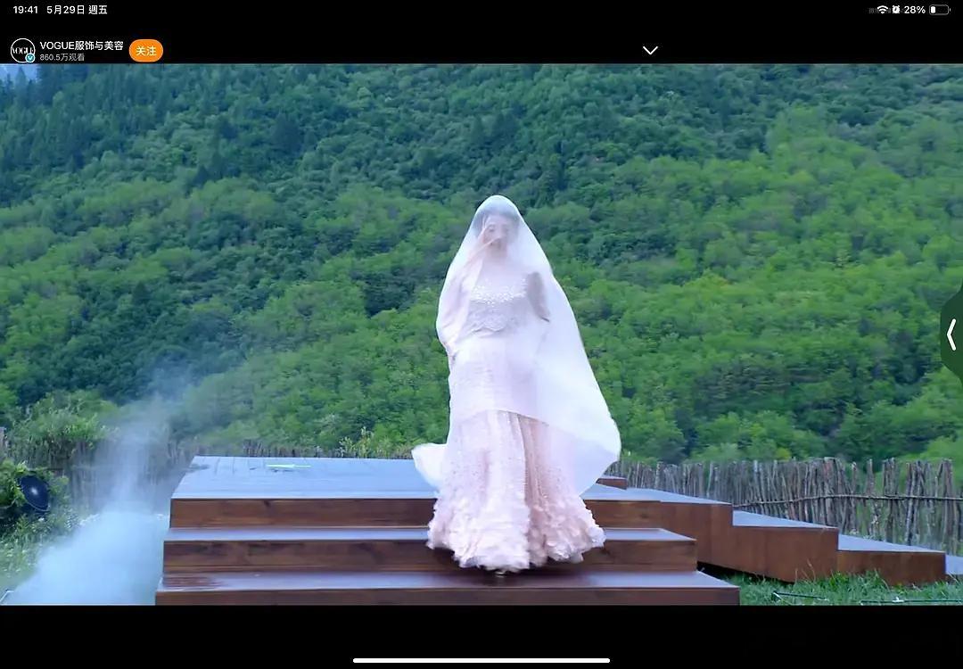 一姐好聪明知道今天光线不好，哈哈哈哈带着个蚊帐就上去了？后面掀开了吗？ 