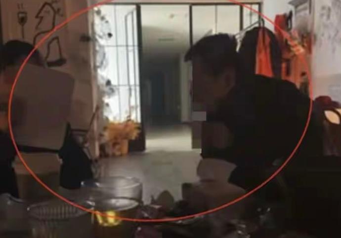 河南洛阳，男人大半夜去酒馆喝酒，和女店员聊天聊的火热，中间为了缓缓酒劲，就出去买