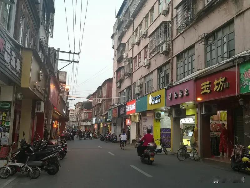 宜昌有不少特色小吃街。
解放路美食街人气超旺，地处市中心繁华地段，人来人往。这里