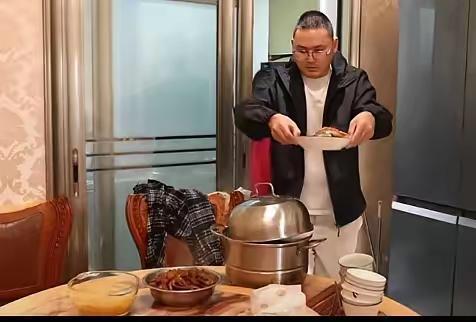 小二娃和小妹儿离婚看情况小二娃肯定不会后悔。
他太害怕争吵了。因为他说过，争吵吵