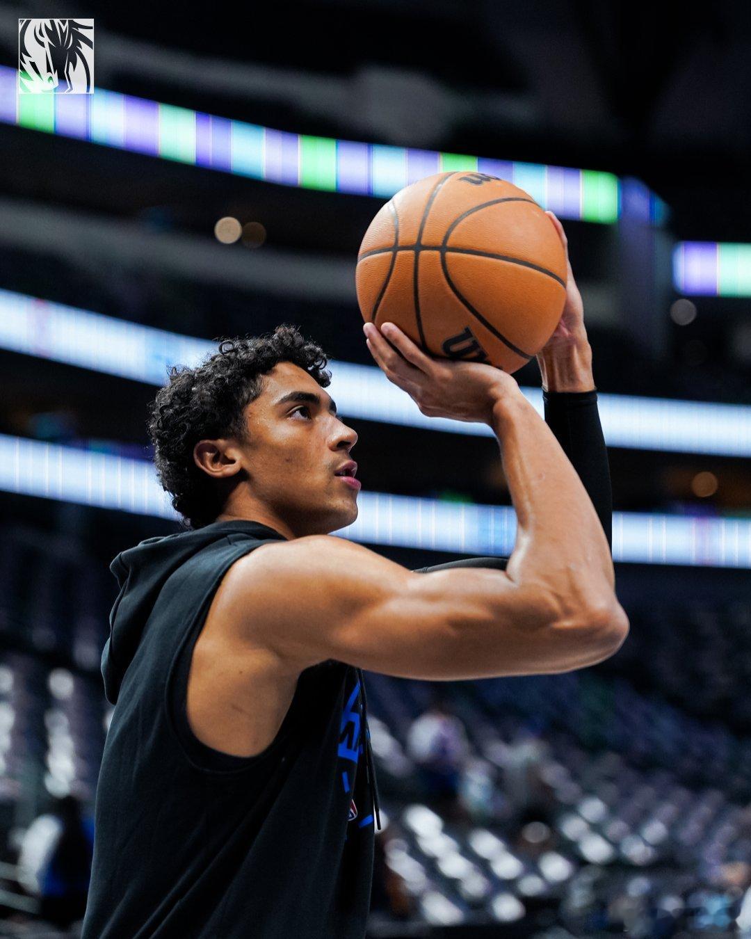 对阵尼克斯的首发阵容出炉。布兰登·威廉姆斯、克里斯蒂、汤普森、PJ华盛顿、莱夫利