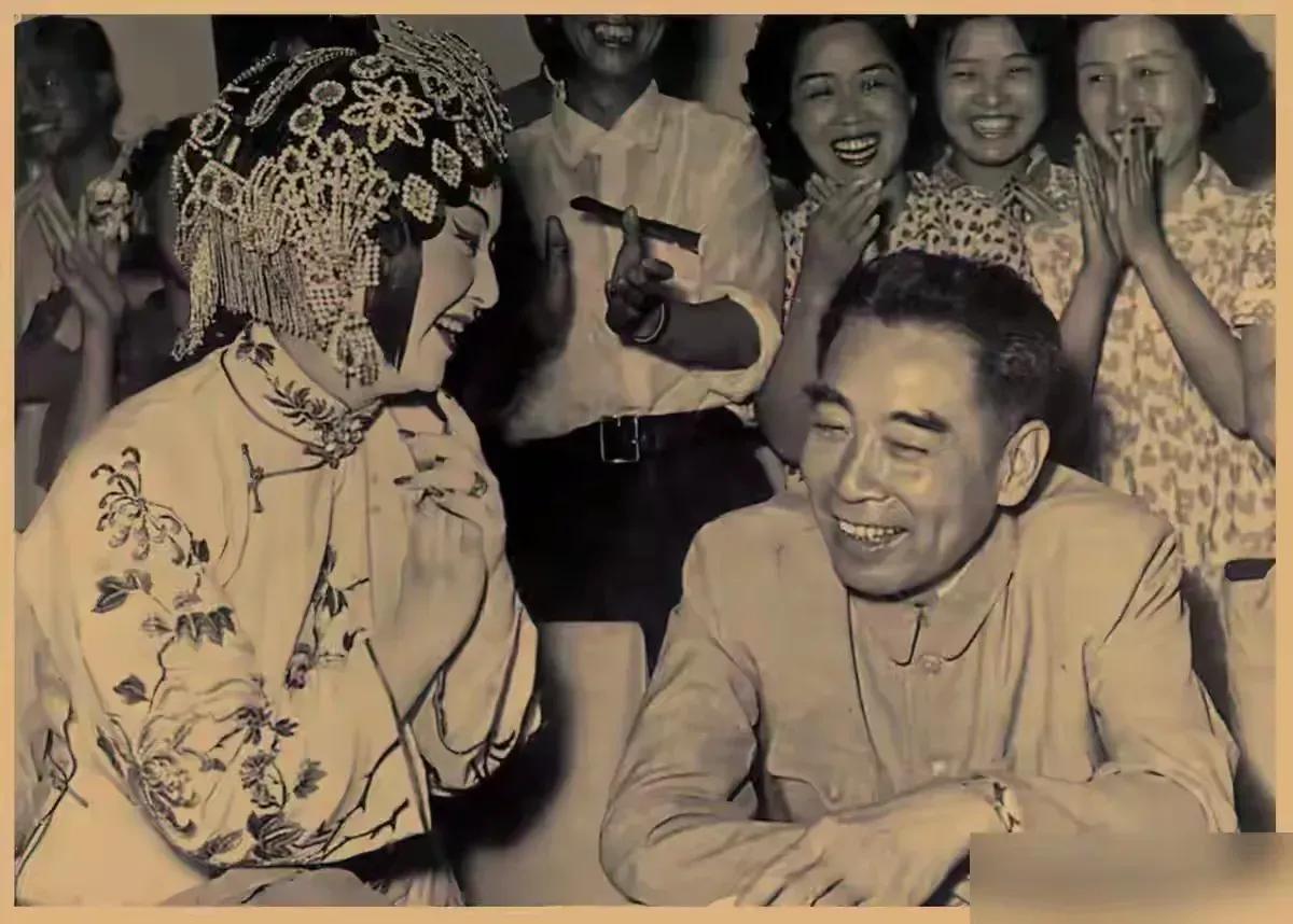 怀乡情浓
        1952年10月，上海人民淮剧团在北京怀仁堂为国家领导