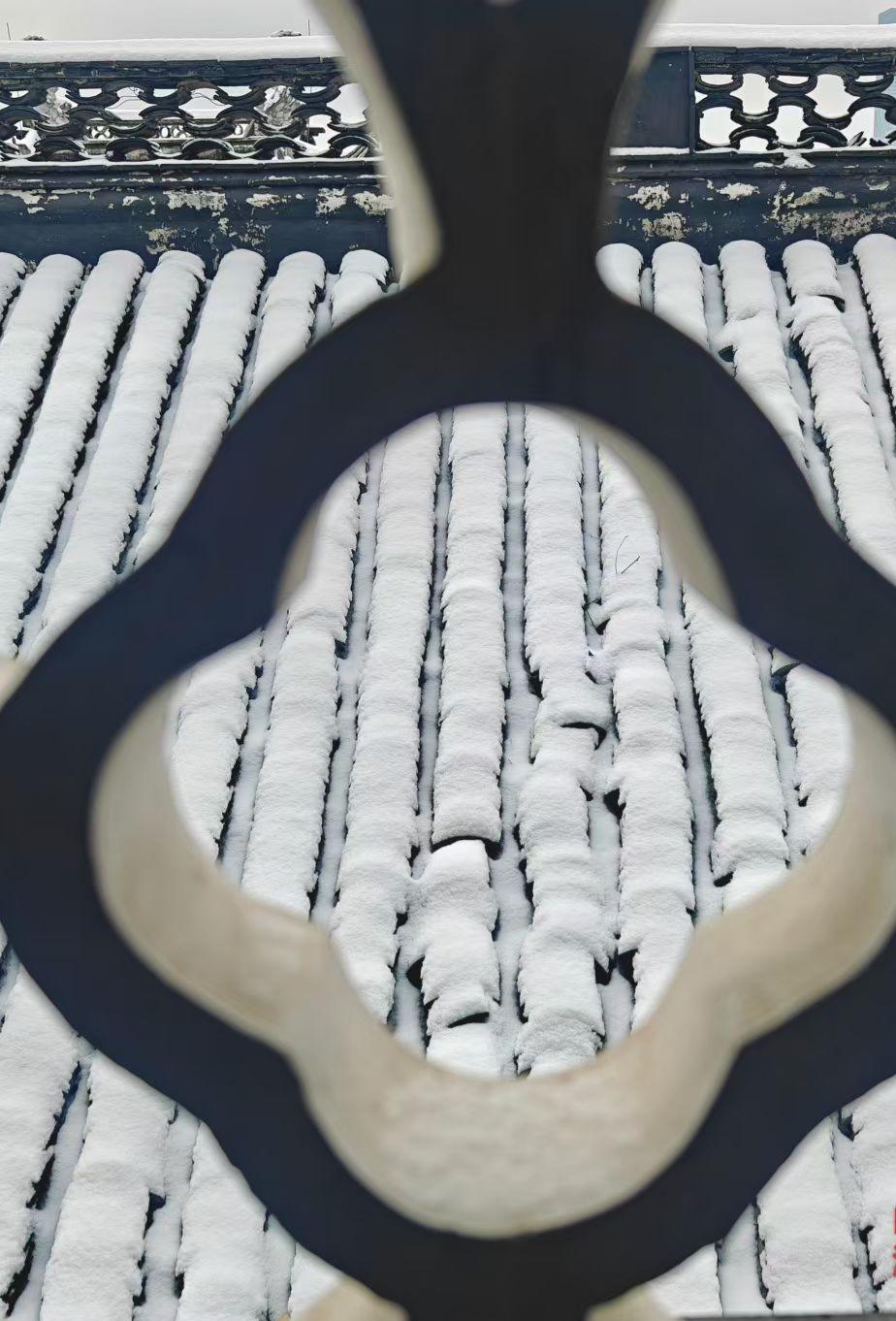 雕栏框住雪覆的瓦，旧时光在檐角堆成绒白，每道纹路里都藏着冬的静谧诗行。
✨ 雪给