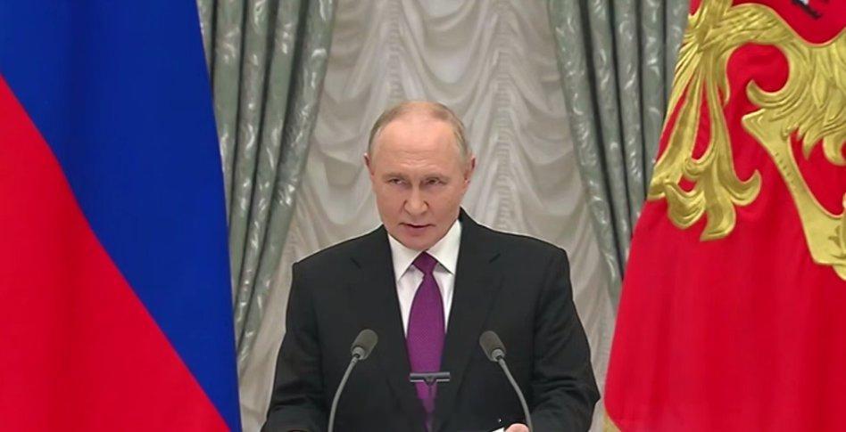 普京为“海燕”核动力巡航导弹及“波塞冬”核动力水下潜航器研制有功人员授奖仪式上的