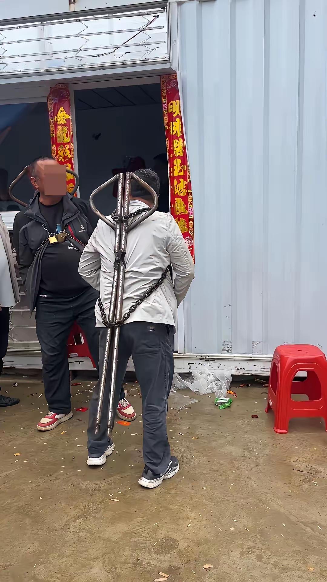 网友们有没有人知道，这个大剪子是干什么的？这个看着都有一米多了，放着铁链和锁子，