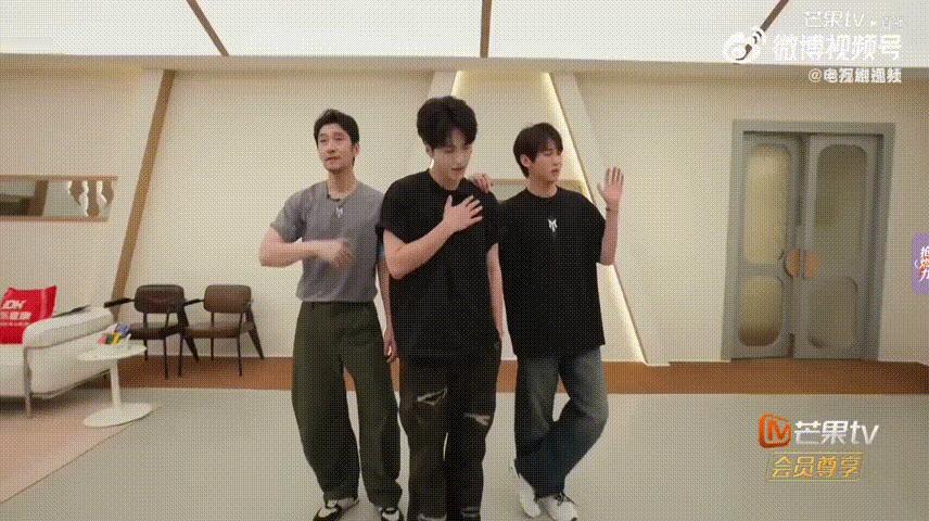 邵子恒漂亮的孩子站中间唐九洲组把中间位交给邵子恒，看完直播完全服气。全景镜头扫过