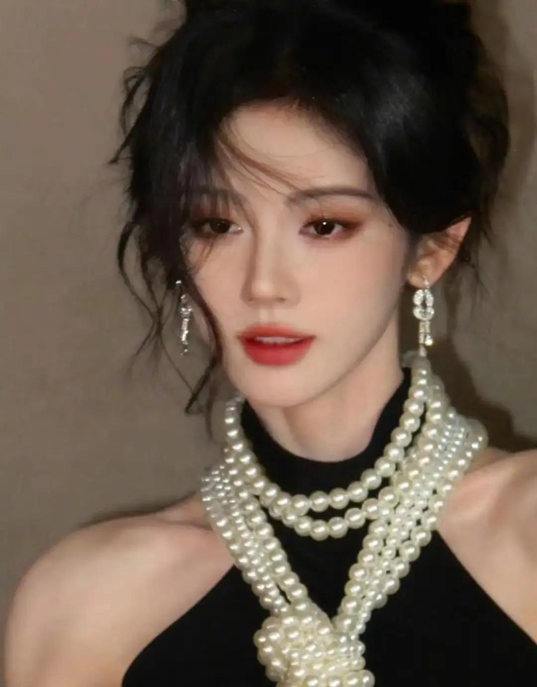 别再叫她“四千年”了，鞠婧祎早把这标签撕了。
 
新剧《花间令》，她一人分饰两角