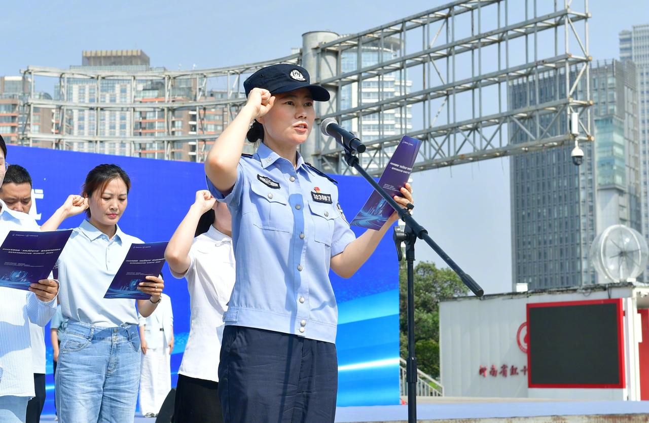 【全民反诈在行动！郑州这场启动仪式“潮”有料】6月17日上午，郑州如意湖广场热闹