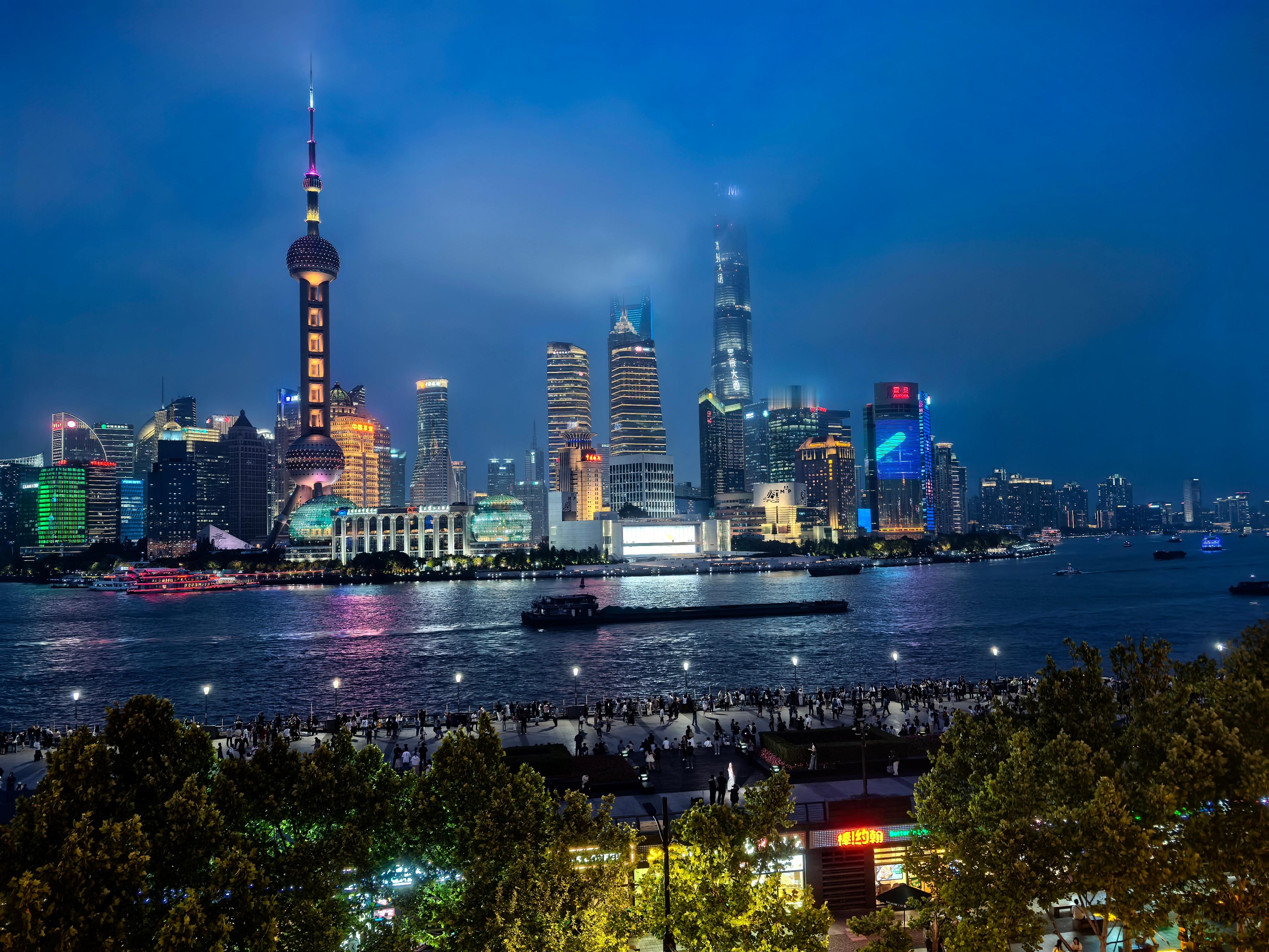 在外滩罗斯福公馆的壹零贰小馆吃饭 窗外此时此刻上海的黄浦江风景   此时此刻的我