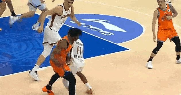 山西男篮外援迪亚洛跟上海男篮外援怀特塞德起了冲突，被各吹1次技术犯规。上海男篮v