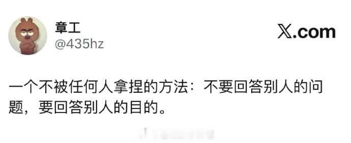 那个写词的人，他背对着一整个时代的青春。制造美的人和制造伤害的人，可以是同一个。