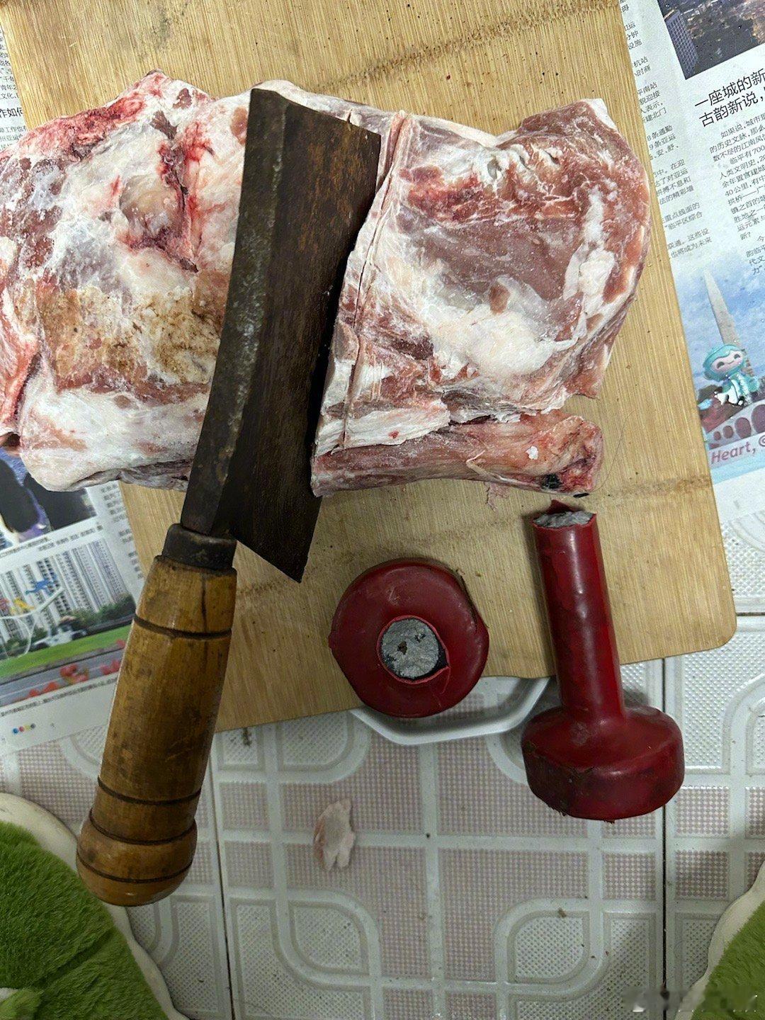 新疆朋友送了我一只冻羊腿。今晚上，我想砍一块下来解冻后吃。用了大砍骨刀和铁哑铃，