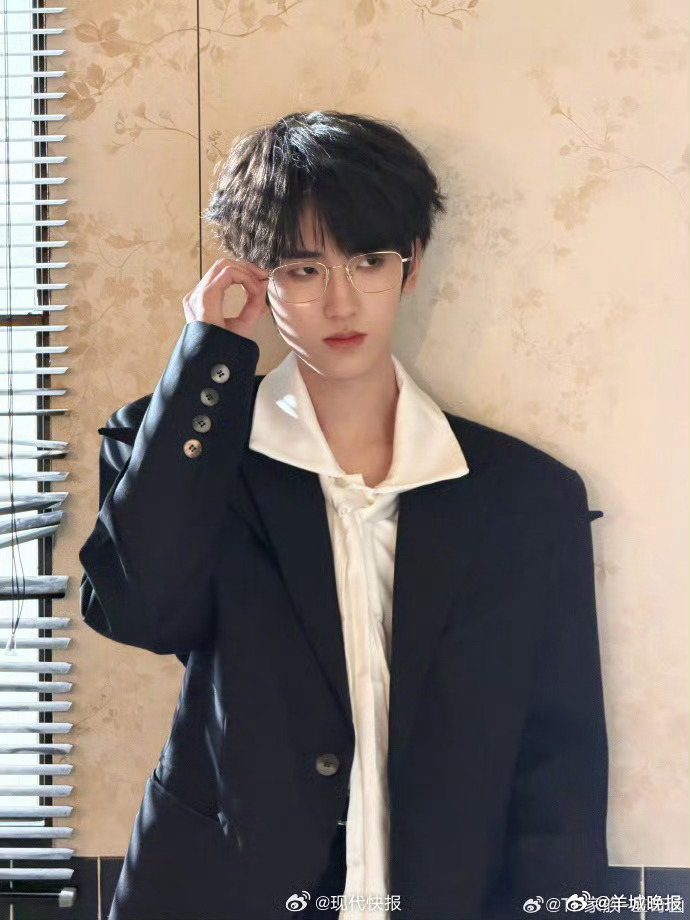 【谁是你心中的元气学长】近日，校园青春剧《#我们的少年时代2#》正式官宣主演阵容