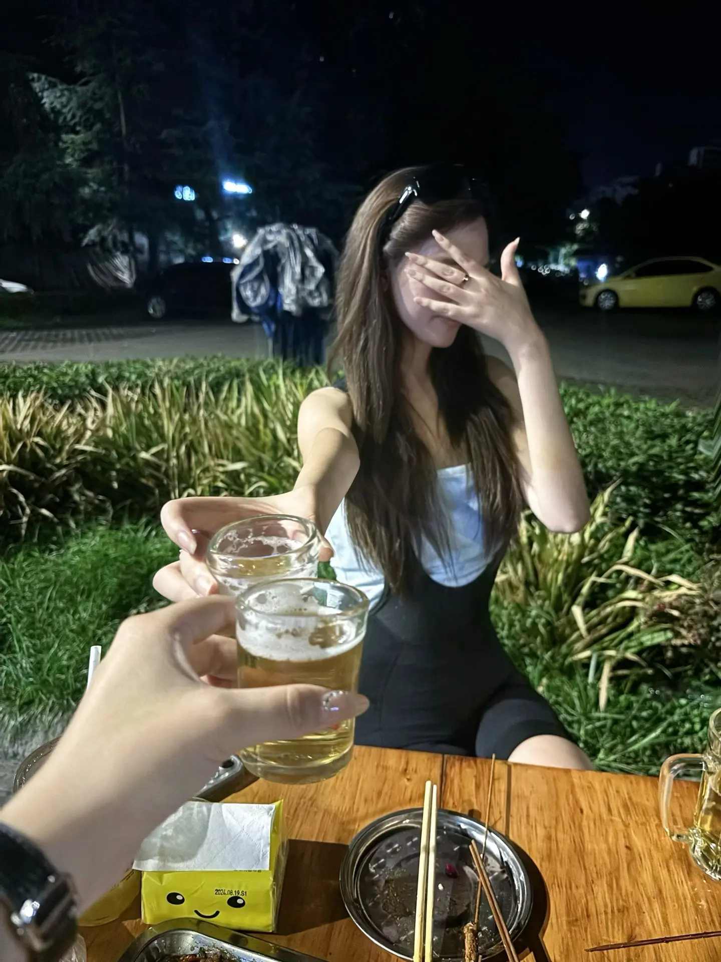 我问她幸福与否 她笑着摆了摆手 微醺时刻