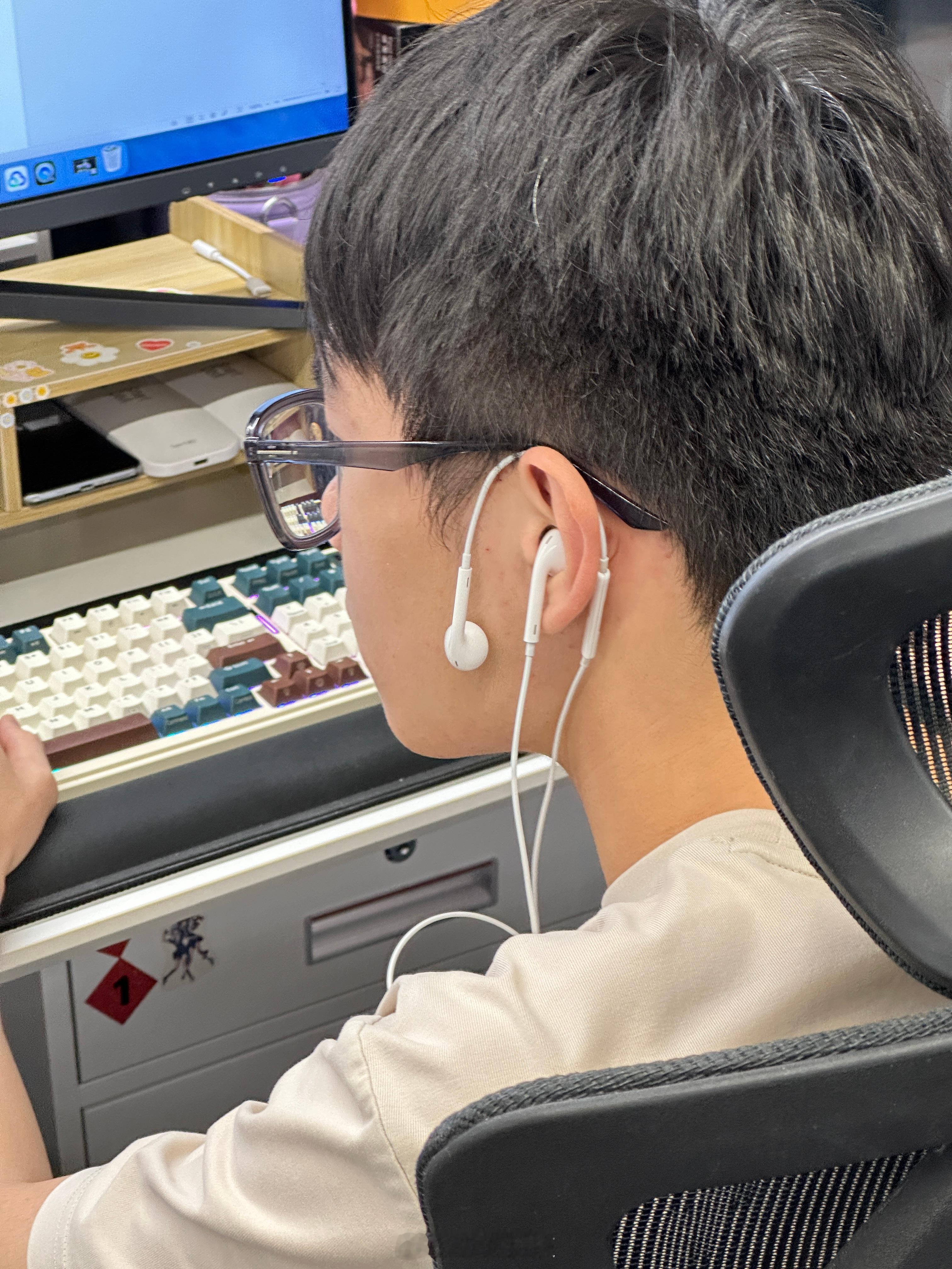 看到小伙伴戴耳机的方式很个性他说因为他只戴一边这样更方便[并不简单][并不简单]