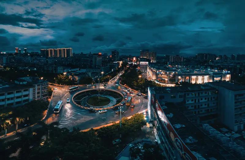 如果说改革开放是你爸爸开始的，那么前30年就是你爷爷开始，而现在享受的就是你的目